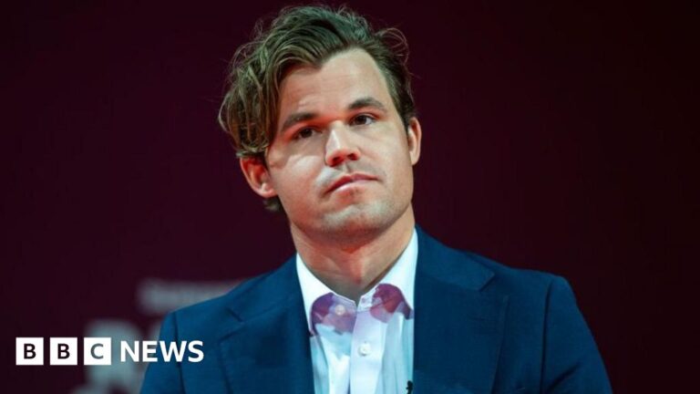 Read more about the article Carlsen to rejoin chess championship after jeans dispute resolved