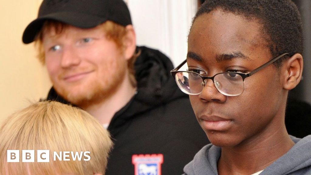 Read more about the article Ed Sheeran surprises singers at new Ipswich choir school