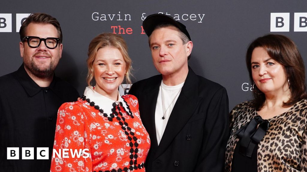 Read more about the article Gavin & Stacey stars reunite for last time at Christmas finale premiere