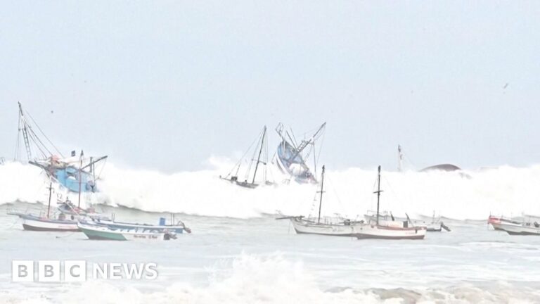 Read more about the article Huge waves strike Peruvian coastline