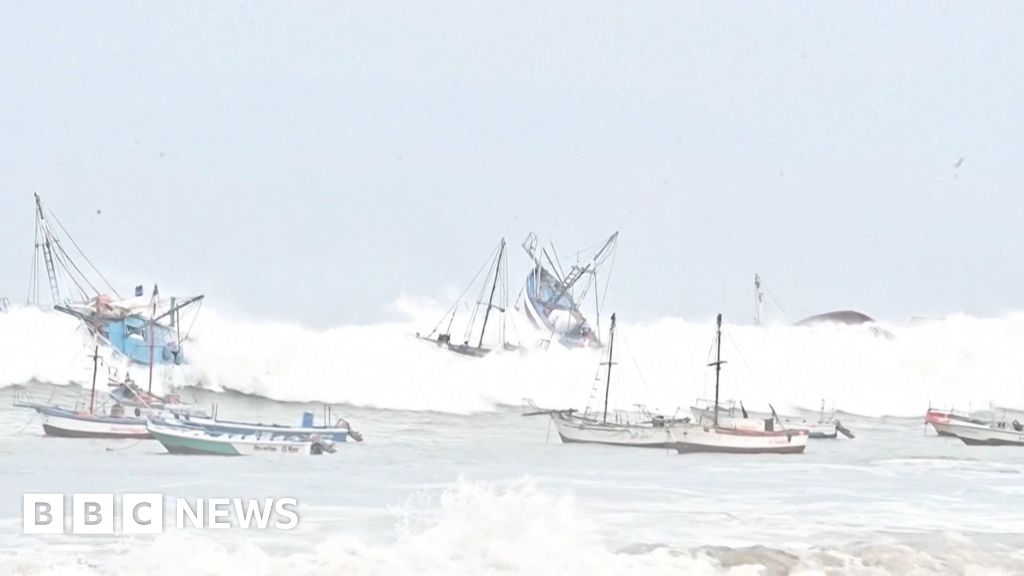 You are currently viewing Huge waves strike Peruvian coastline