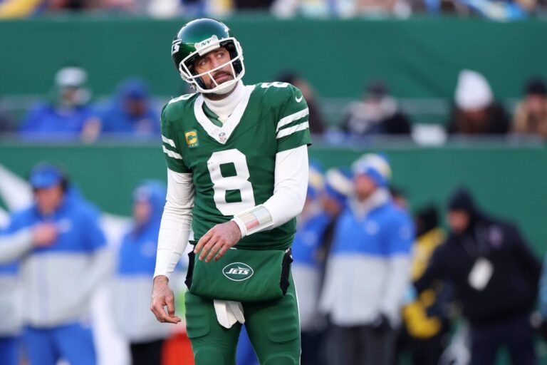 Read more about the article Jets QB Aaron Rodgers: Without leaks ‘it will be a little easier to win’