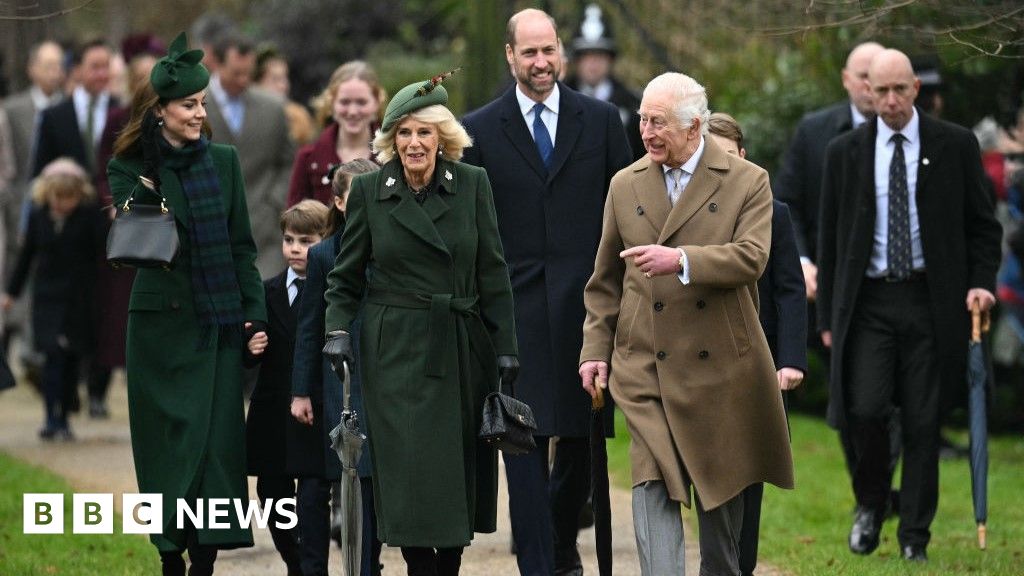 You are currently viewing King, Queen, William and Kate attend Christmas Day service