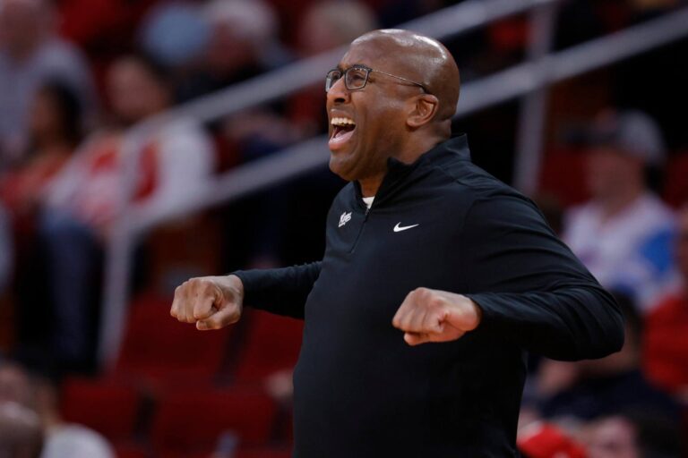 Read more about the article Mike Brown is the latest coach to get bit by NBA’s Surprise Season Curse