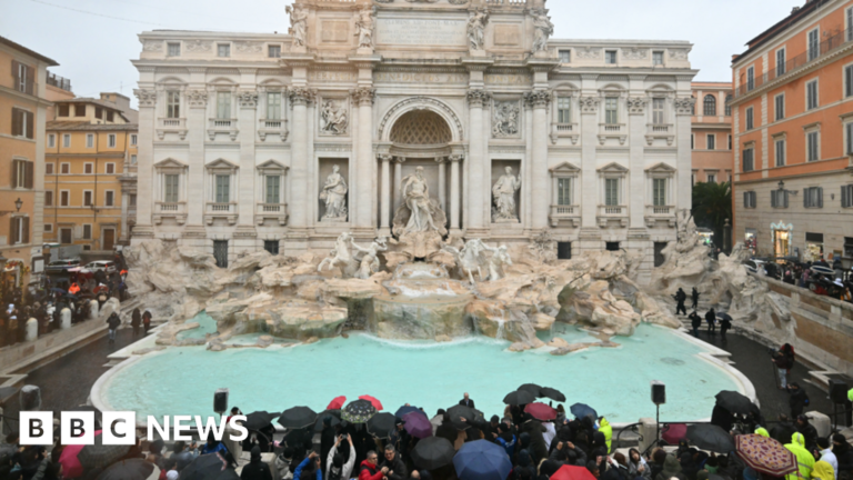 Read more about the article Rome to bring in queueing system as Trevi Fountain re-opens after restoration