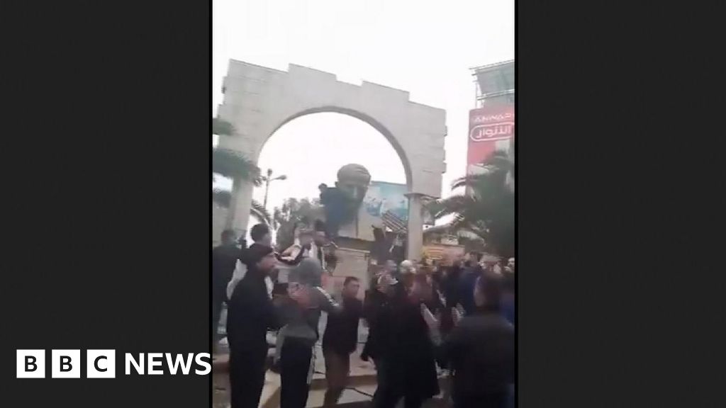 You are currently viewing Statue of Bashar al-Assad's father toppled in Damascus suburb