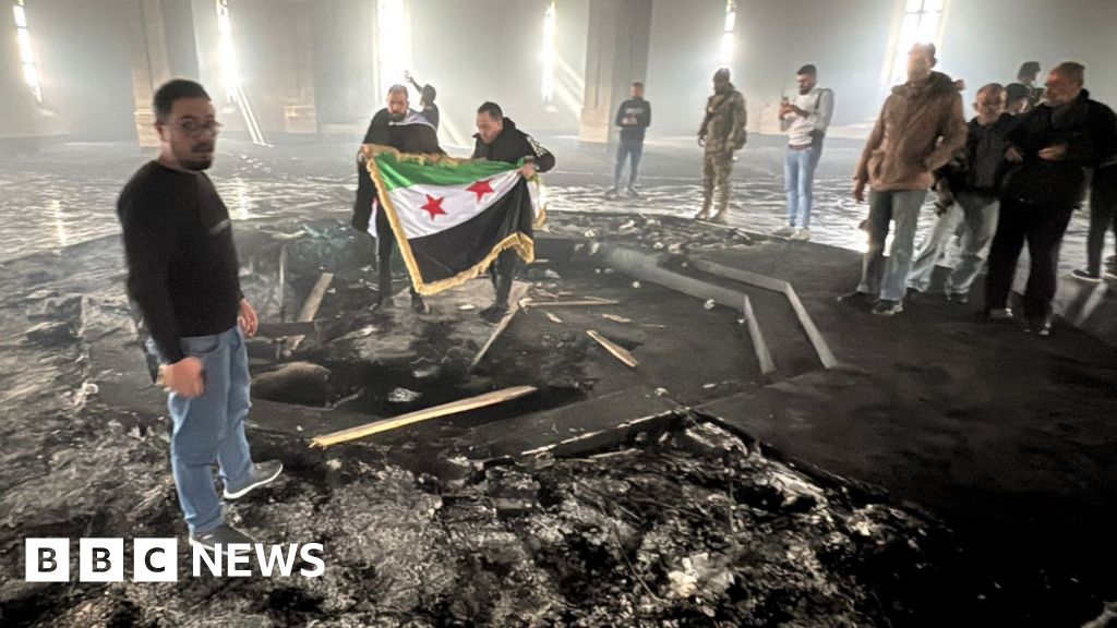 You are currently viewing Syria rebels burn tomb of Bashar al-Assad’s father Hafez