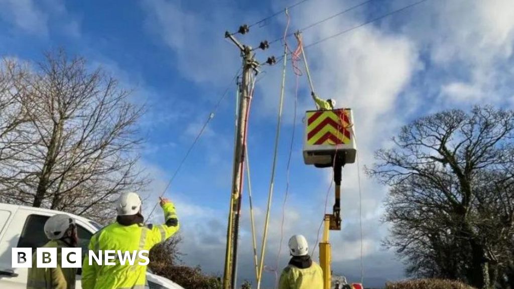 Read more about the article Thousands still without power after Storm Darragh