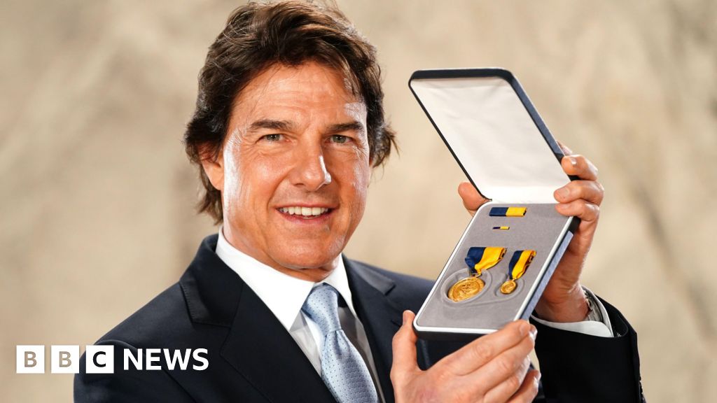 Read more about the article Tom Cruise honoured with US Navy’s highest civilian award