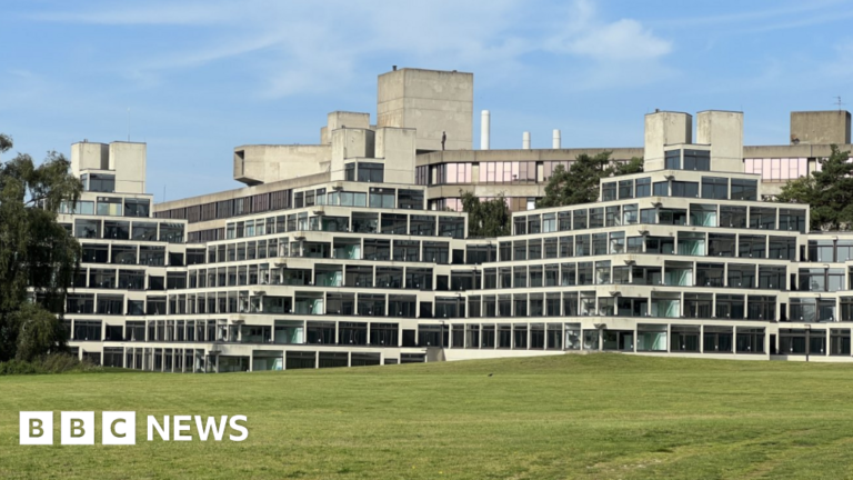 Read more about the article University staff pass motion of no confidence in UEA executive