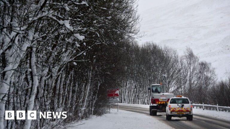 Read more about the article Weather warnings of snow, wind and rain across the UK for New Year