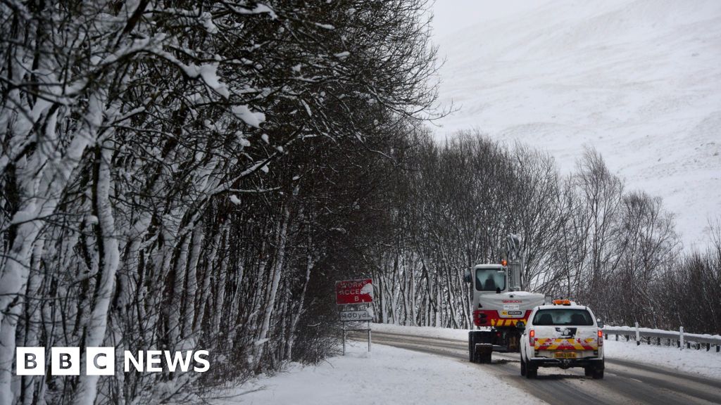 You are currently viewing Weather warnings of snow, wind and rain across the UK for New Year