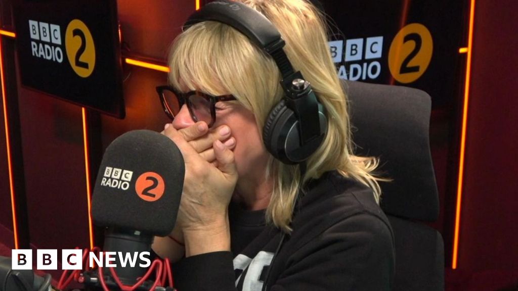 You are currently viewing Zoe Ball in tears at son Woody’s last show message