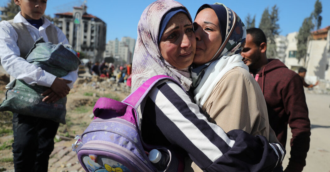 You are currently viewing As Palestinians Return to Gaza City, Elation and Despair Mix