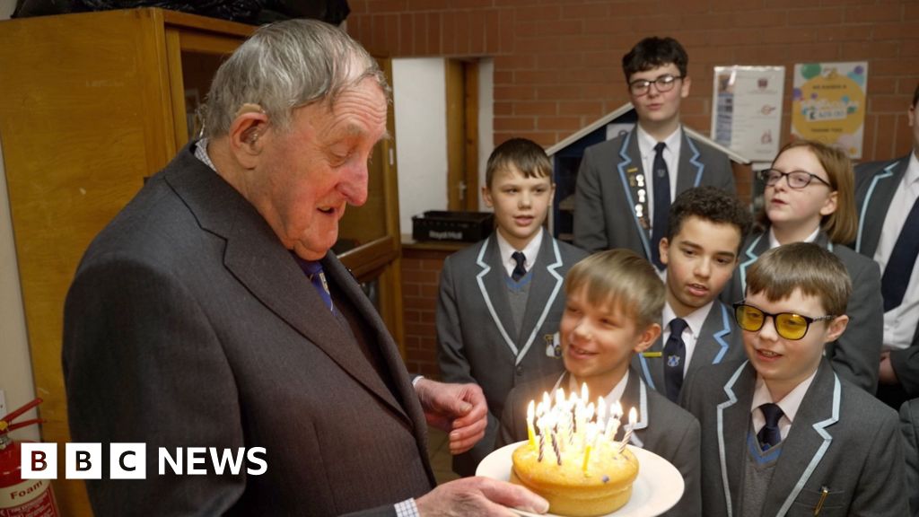 Read more about the article Britain’s oldest teacher looks back on his legacy at Lichfield school