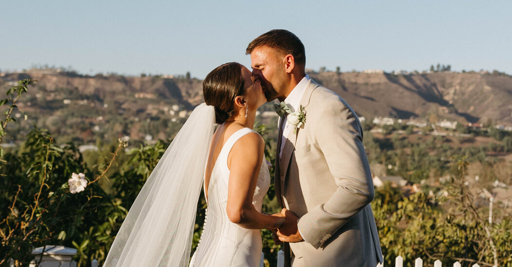 You are currently viewing Couples and Wedding Vendors Devastated by California Fires Show Up for Each Other