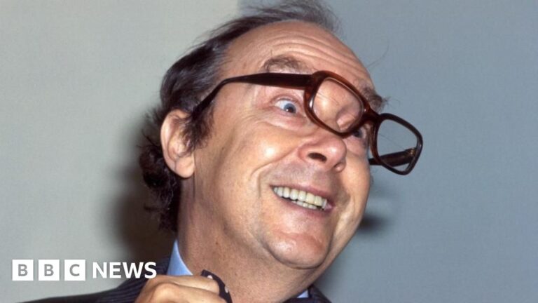 Read more about the article Eric Morecambe’s trademark glasses fetch £20,000 at estate auction