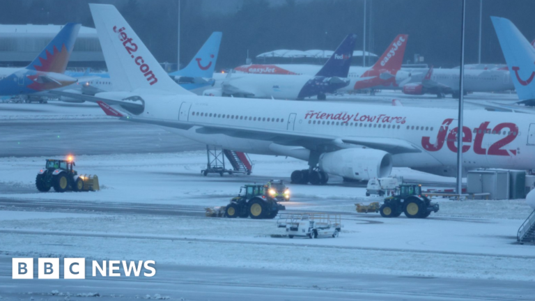 Read more about the article Flights and trains cancelled as snow hits UK