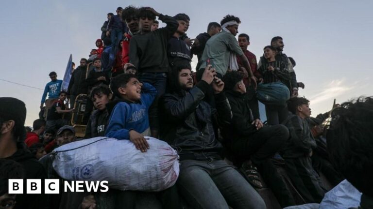 Read more about the article Huge crowds await return to north Gaza after delays