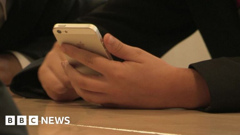 Read more about the article Manchester head teacher says phone ban makes pupils more engaged