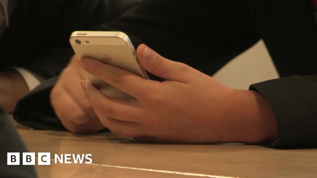 You are currently viewing Manchester head teacher says phone ban makes pupils more engaged