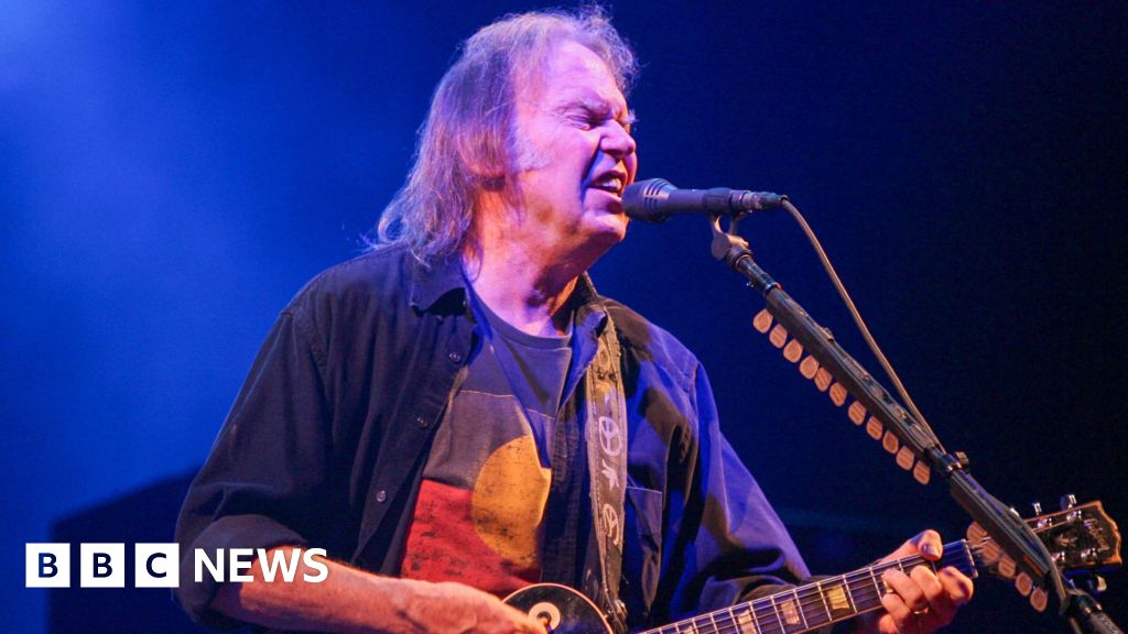 You are currently viewing Neil Young turns down Glastonbury slot over ‘corporate control’