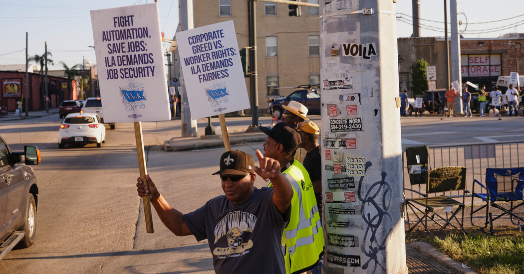 You are currently viewing Port Workers Could Strike Again if No Deal Is Reached on Automation