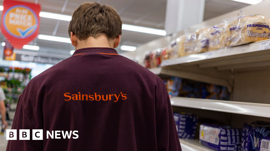 You are currently viewing Sainsbury’s to cut 3,000 jobs by closing cafés and counters