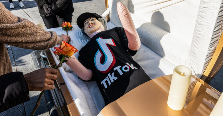 Read more about the article TikTok Says Service Will Return as Users React to Shutdown