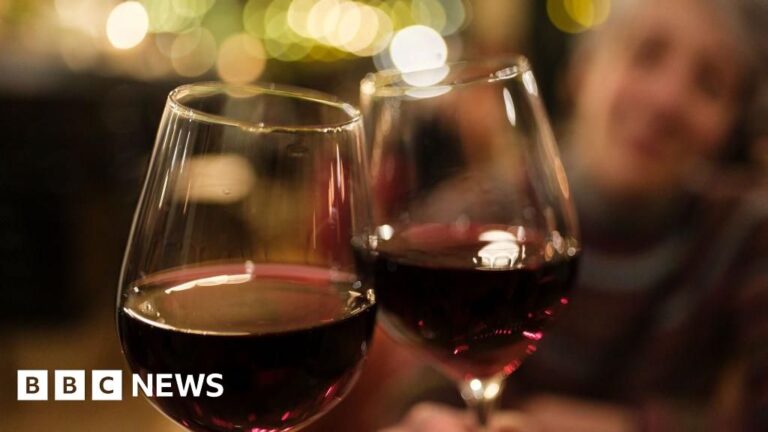 Read more about the article US surgeon general calls for cancer warnings on alcoholic drinks