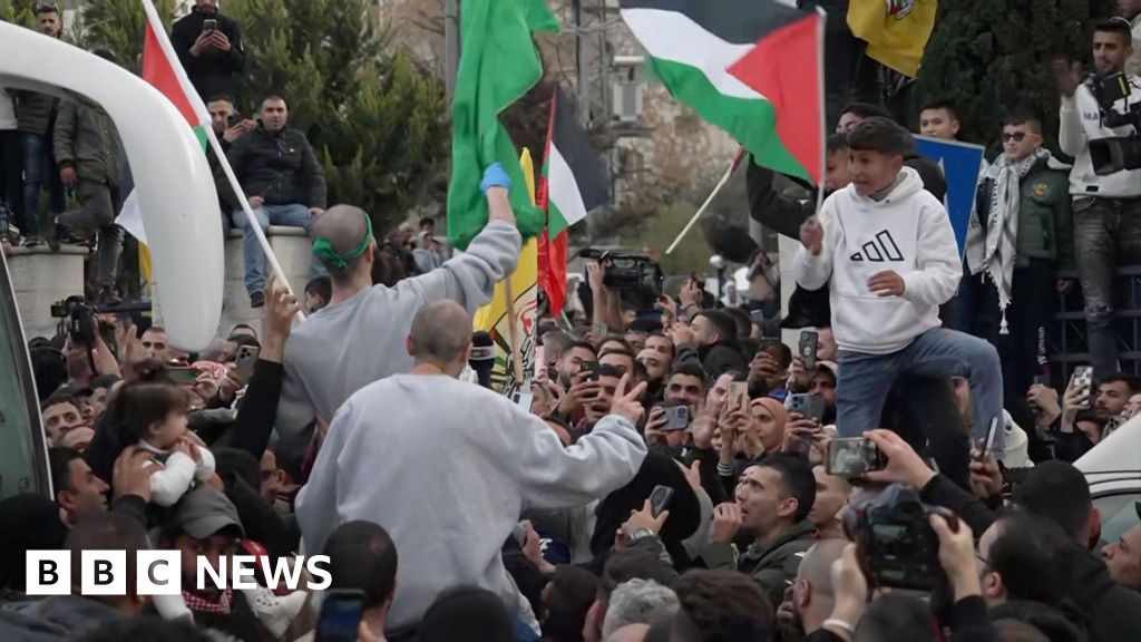 You are currently viewing West Bank celebrations as freed Palestinian prisoner return