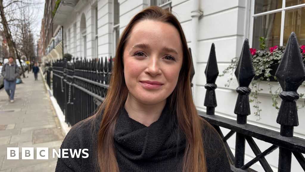 You are currently viewing Audiologists raise concern over headphone use in young people