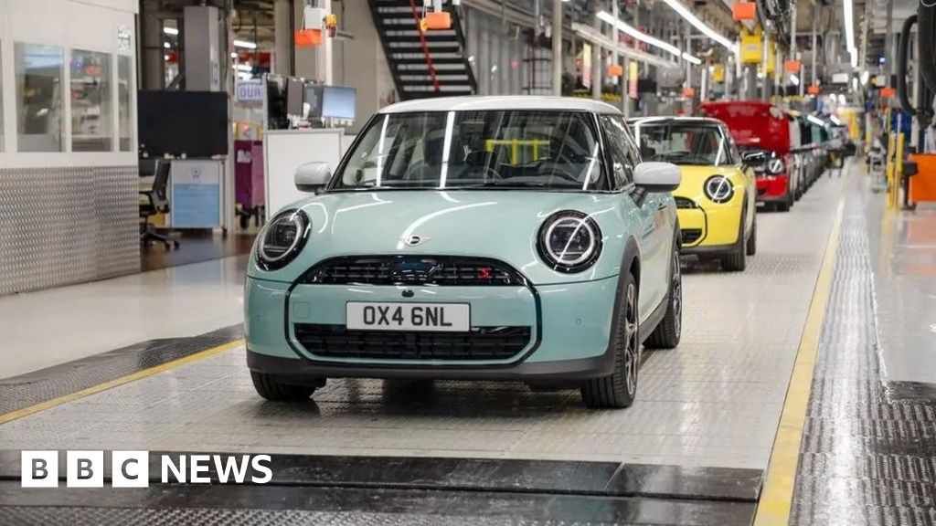 Read more about the article BMW delays £600m electric Mini factory upgrade over ‘uncertainty’