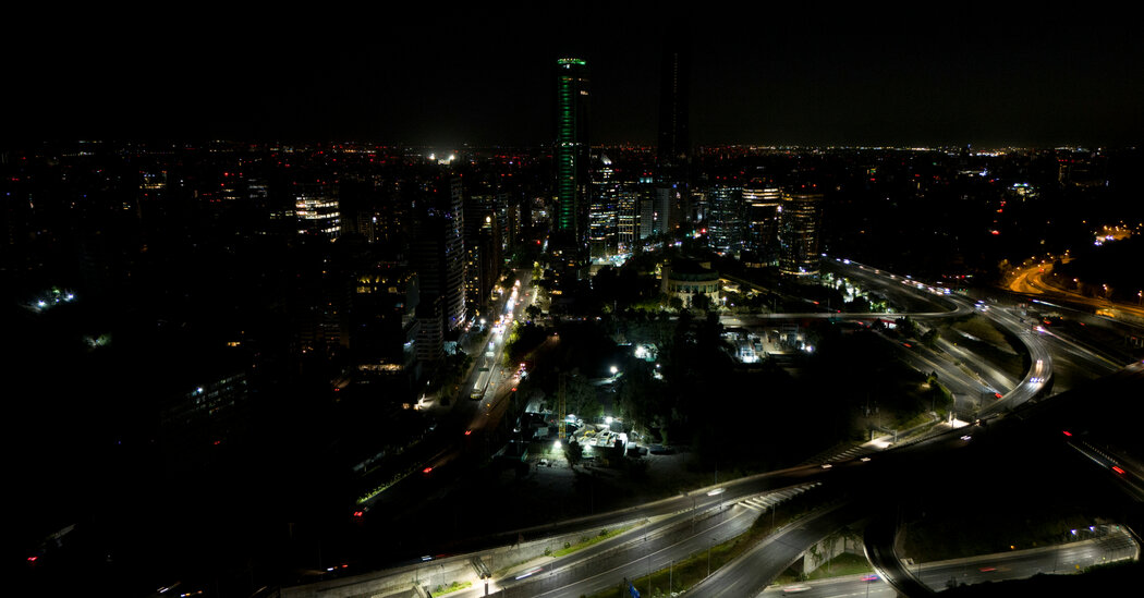 You are currently viewing Chile Declares Curfew as Power Outage Sweeps Across Country