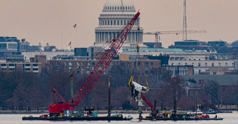 Read more about the article Crews Lift Wreckage From D.C. Plane Crash Out of Potomac