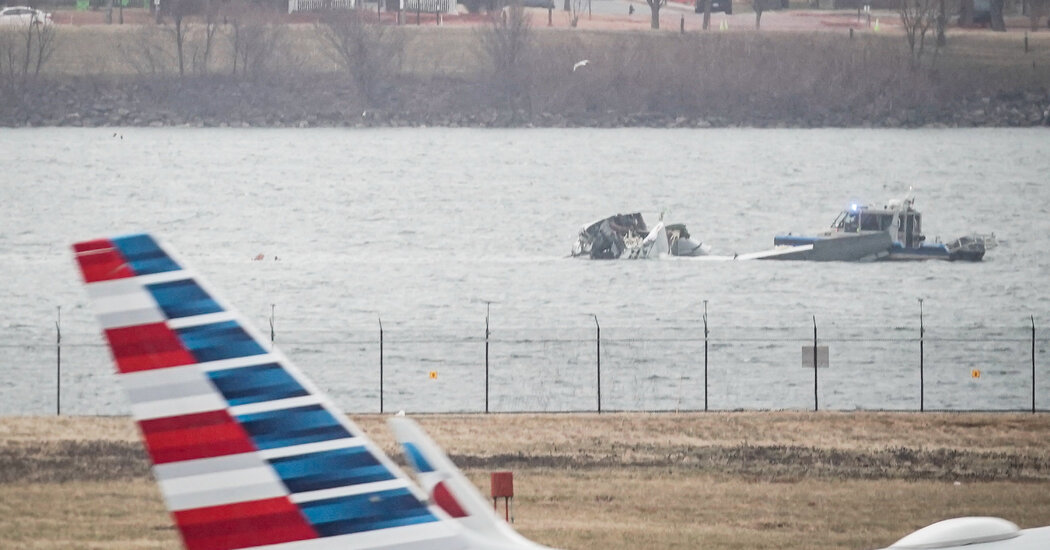 You are currently viewing Deadly Crash Focuses Attention on Helicopter Traffic at Reagan Airport