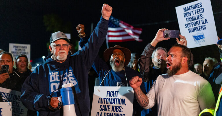 Read more about the article Dockworkers Vote to Accept New Labor Contract