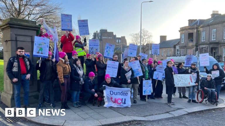 Read more about the article Dundee University staff begin three-week strike