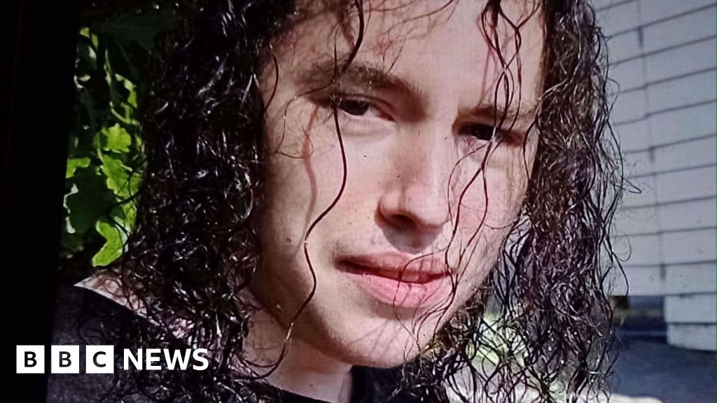 You are currently viewing Hampshire teen ‘encouraged’ to take poison by suicide forum users