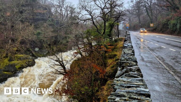 Read more about the article Heavy rain causes flooding and travel disruption