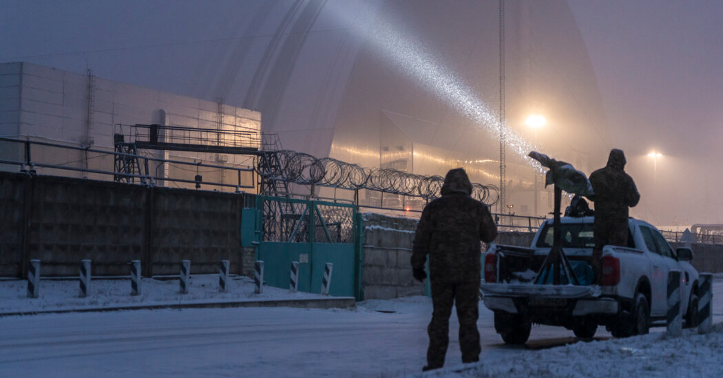 You are currently viewing High Above Chernobyl, Workers Grapple With Ice, Fire and Nuclear Fears