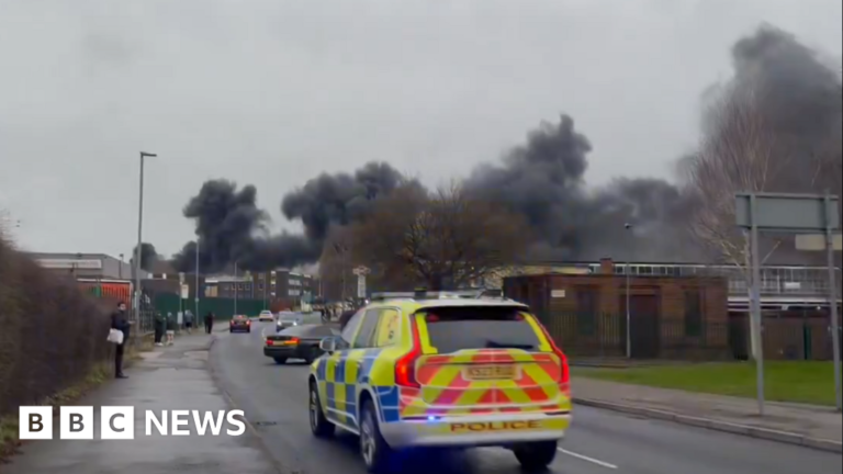 Read more about the article Homes evacuated after huge lorry fire breaks out