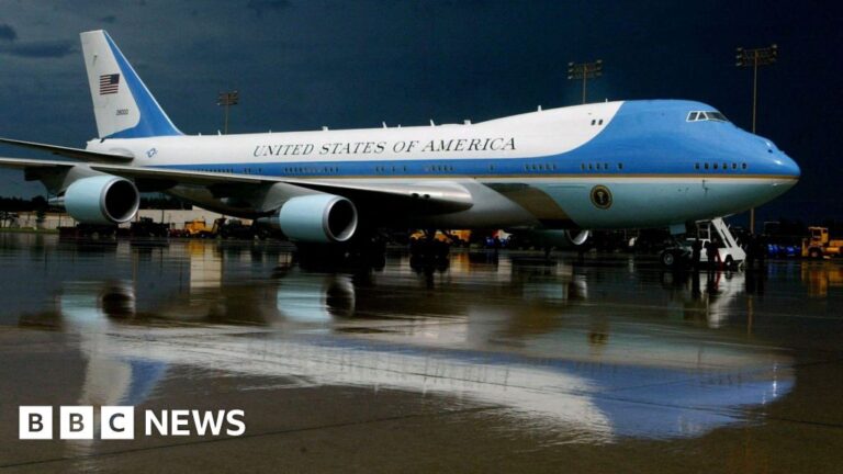 Read more about the article I’m not happy with Boeing, Trump says over Air Force One