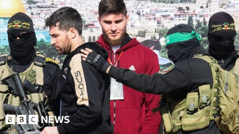 Read more about the article Israeli hostages and Palestinian inmates freed in ceasefire swap