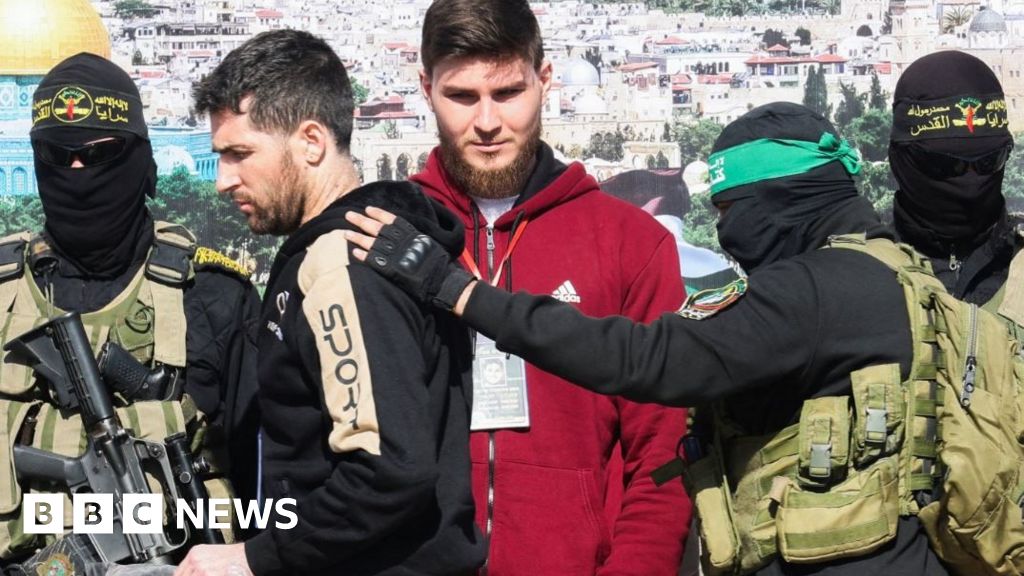 You are currently viewing Israeli hostages and Palestinian inmates freed in ceasefire swap