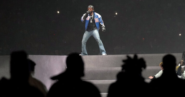 Read more about the article Kendrick Lamar’s Bell Bottoms Steal the Super Bowl Halftime Show