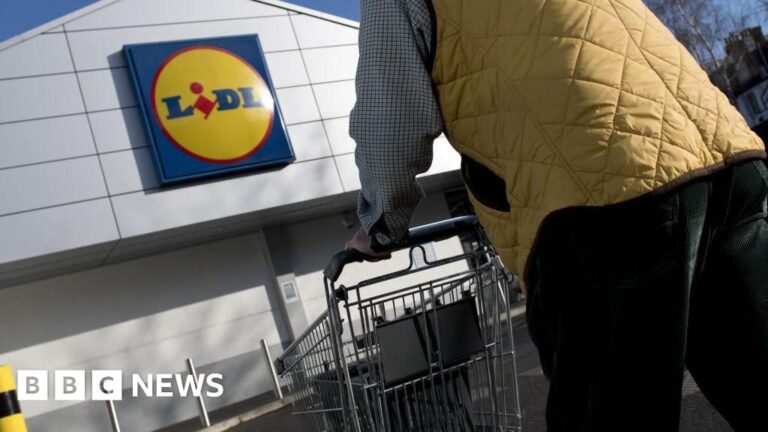 Read more about the article Lidl raises pay ahead of minimum wage rise