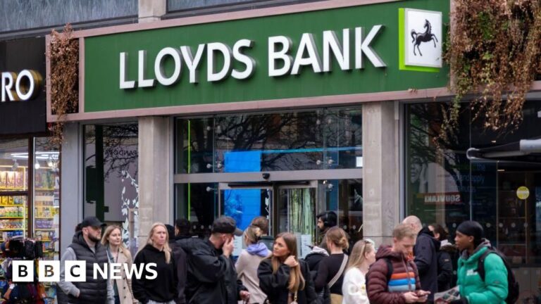 Read more about the article Lloyds, Halifax and TSB banking apps not working, thousands say