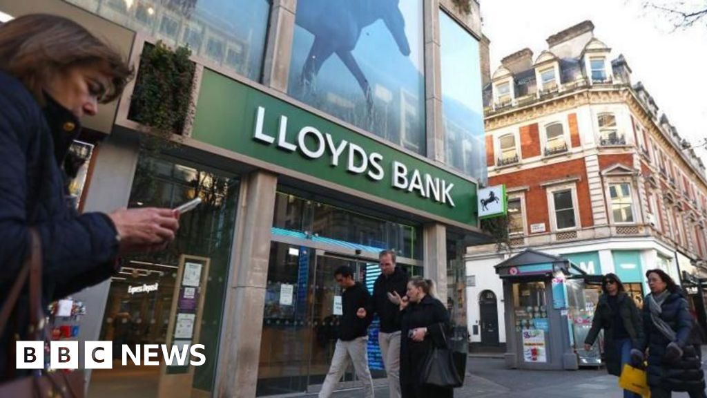 You are currently viewing Lloyds earmarks £1.2bn for potential payouts