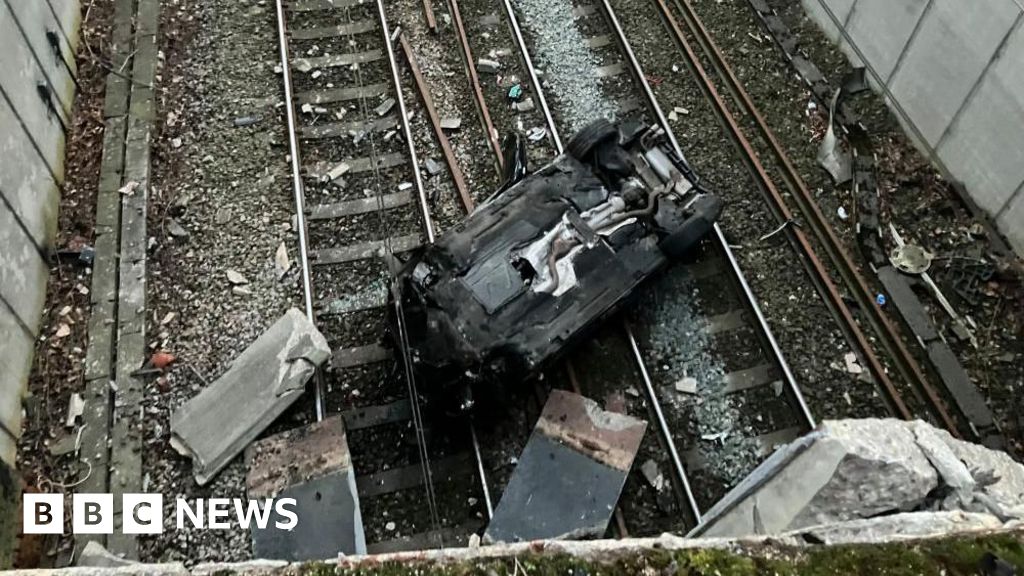 You are currently viewing Manchester-Liverpool rail line closed after Salford car crash